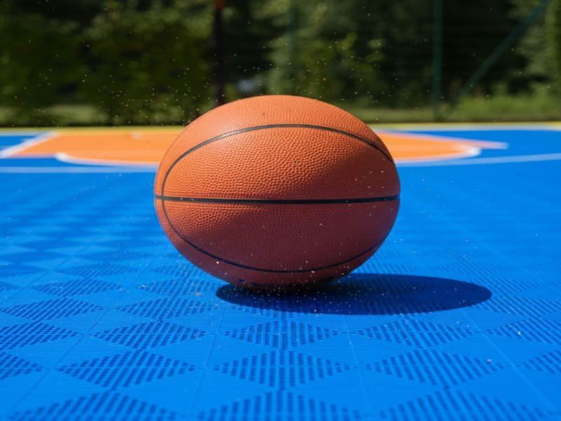 Nahaufnahme von ineinandergreifenden Polypropylen-Sportfliesen mit Drainage-Gittermuster